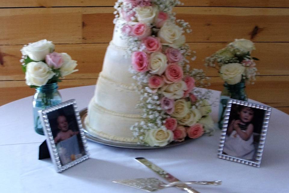 A traditional flow of roses down this chocolate cake with vanilla italian buttercream