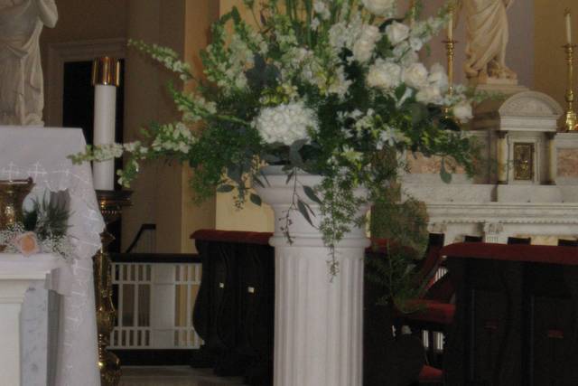 Classic altar pieces are designed with calla lilies, roses, orchids, snapdragons and larkspur.