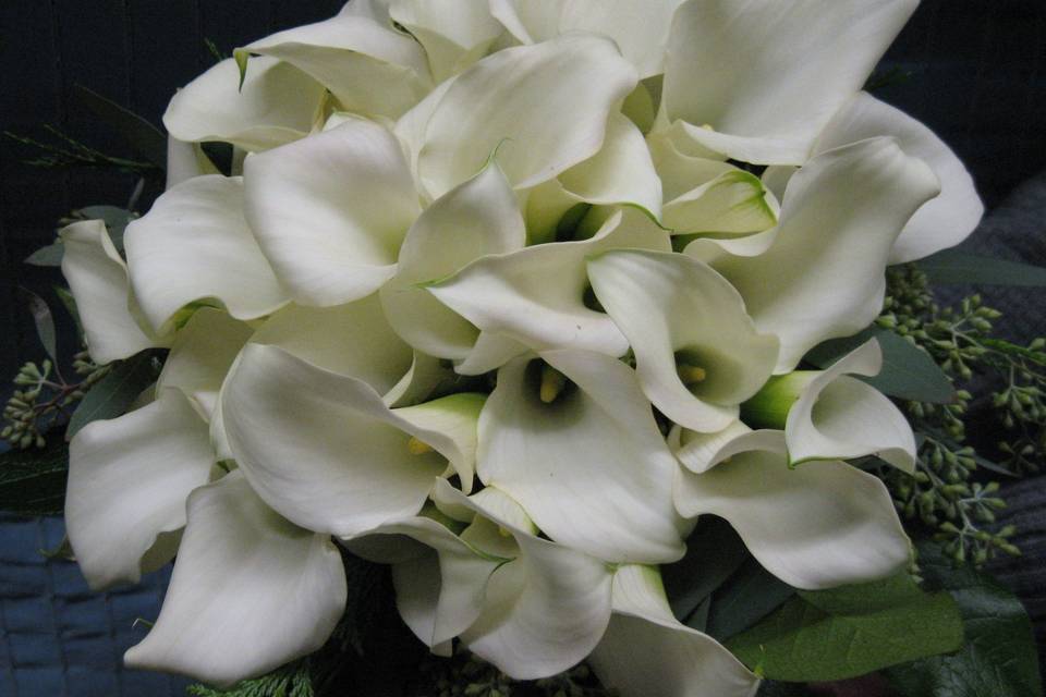 Classic all white mini calla bridal bouquet, perfect for every season.