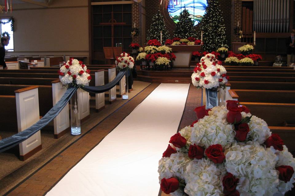 A beautiful holiday inspired wedding with a red and white theme.