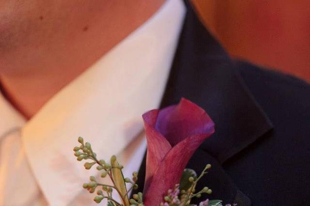 Classic mini calla lily boutonniere, with accents in purple.