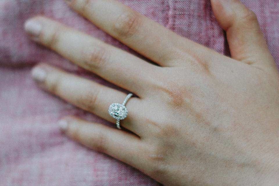 Oval halo engagement ring