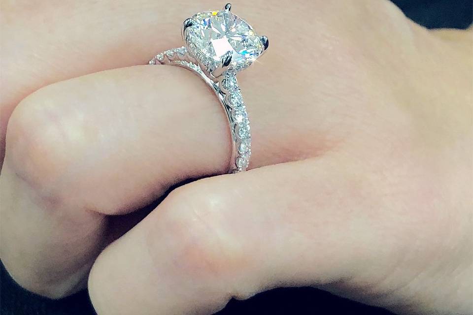 Elegant solitaire round cut