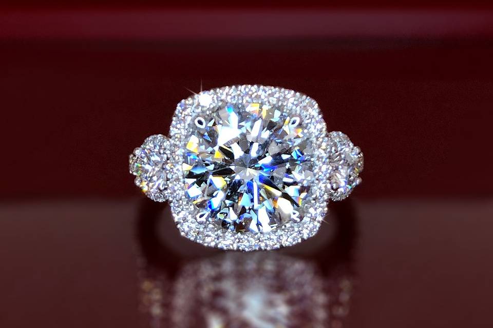 Round cut diamond halo ring