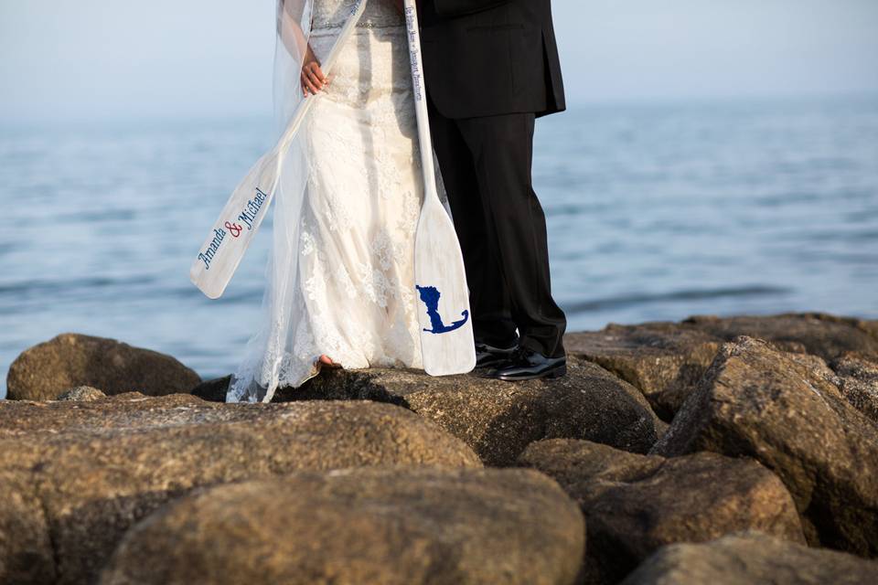 Custom oars were painted and distressed. One paddle had the couple’s names while the other had the Cape Cod arm. The handles on each listed the date and Pelham House Resort, Dennisport, Mass. Oars by SKO Designs. Photography by Organic Photography.