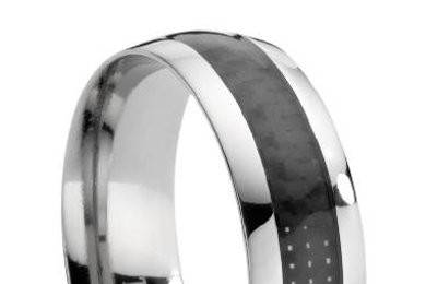 Comfort-fit Titanium Wedding Ring with Black Carbon Fiber Inlay and Polished Finish – 7.9 mm