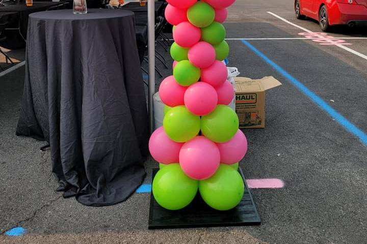 Outdoor balloon column
