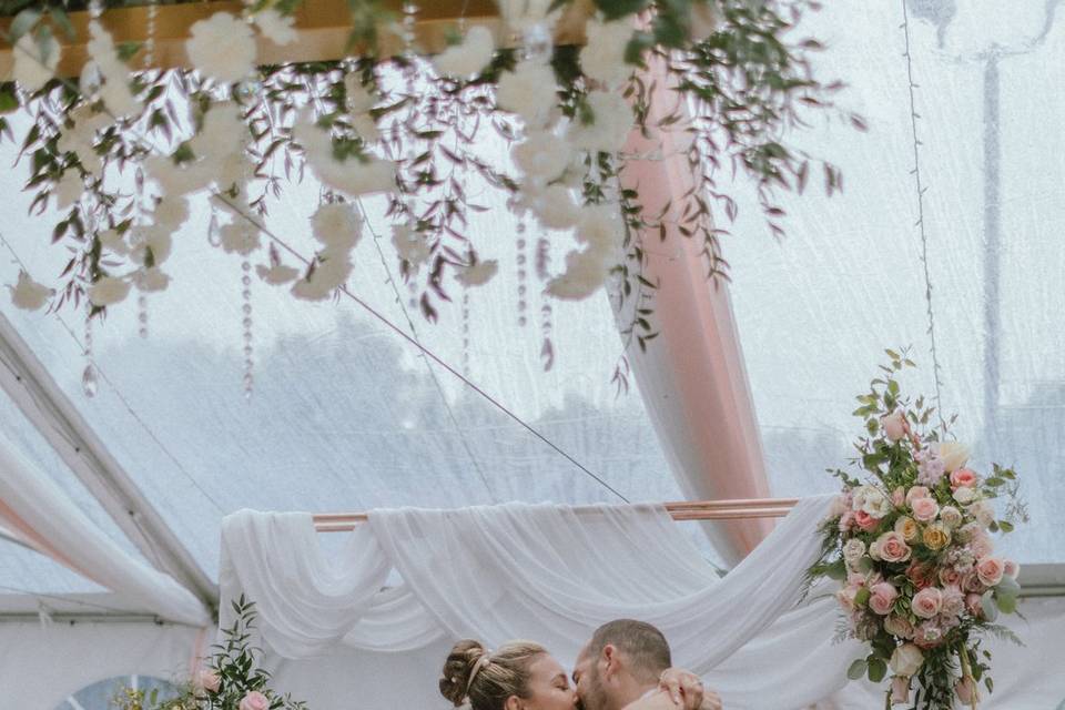Kiss under the canopy