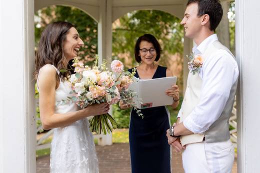 Joyful microwedding