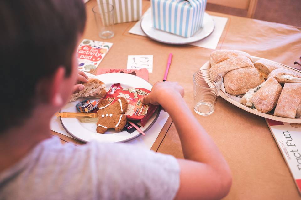 Gingerbread men enamel dinner plates