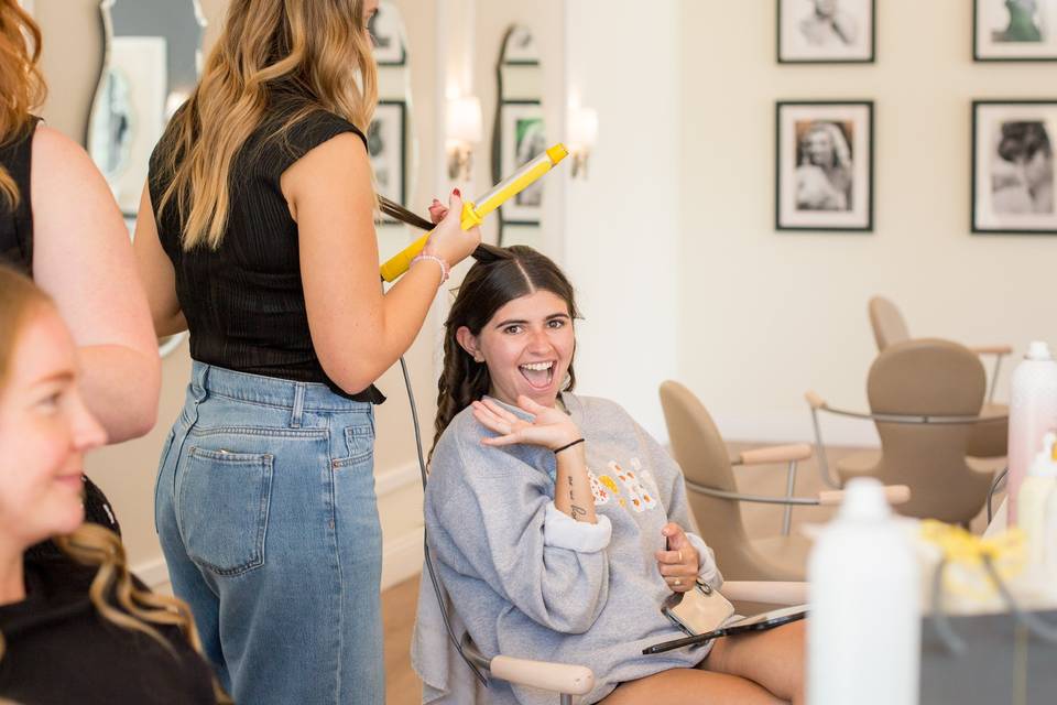 Blowouts before “I do’s” 💕