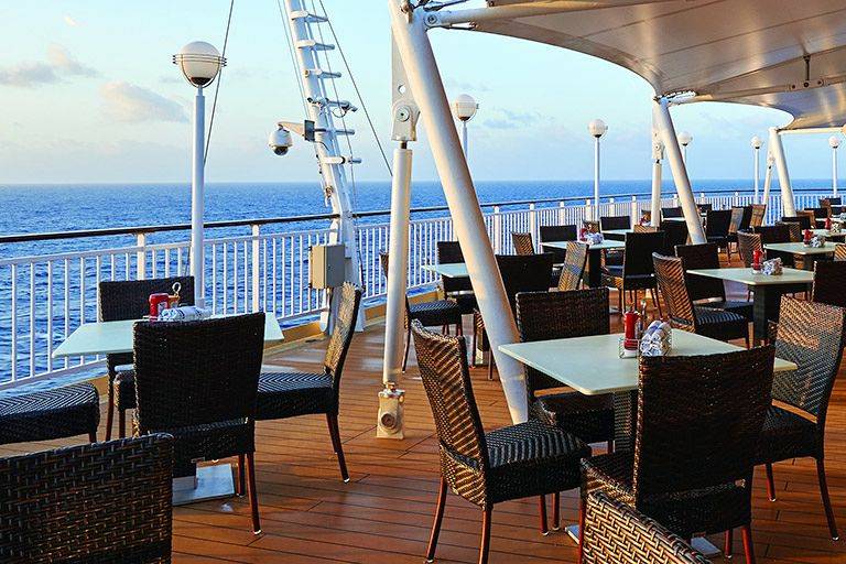 Outdoor cruise dining