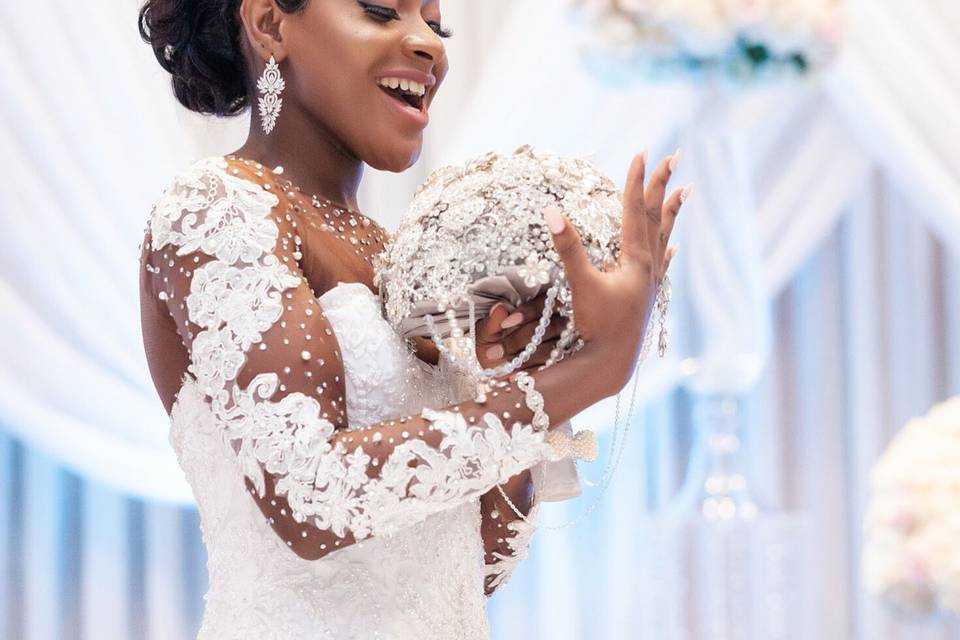 Bride holding bouquet & backdrop