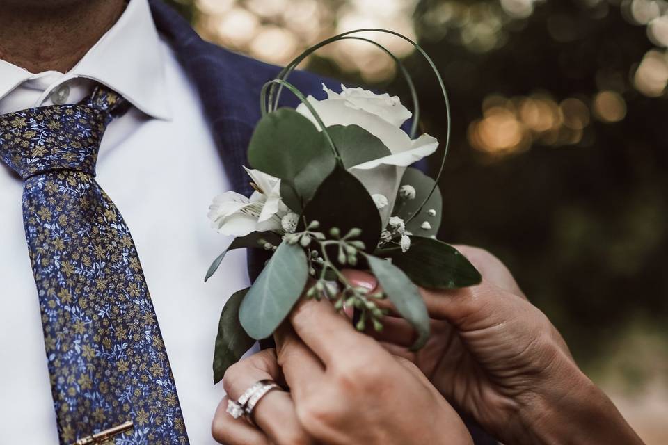 Pinning on boutonniere