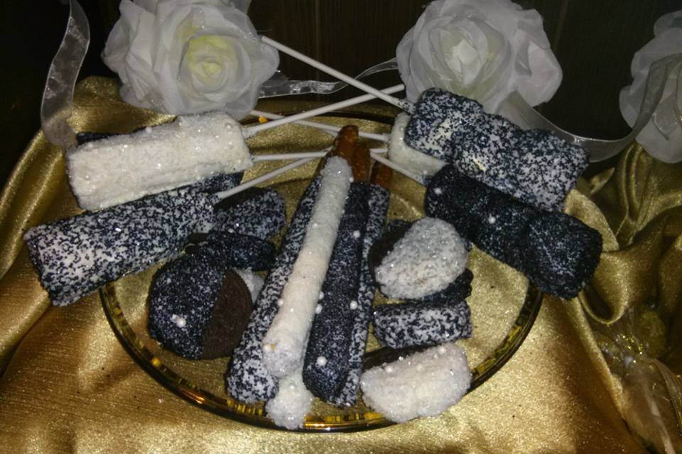 Hand-dipped items can be customized to match your weddings theme, colors, ideas! These classic black & white items would make the perfect accent on dessert or cookie tables.