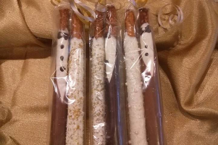 Each guest at your wedding will enjoy a set of Bride & Groom chocolate covered pretzel rods! They are tasty, decorative and easy to dance with!