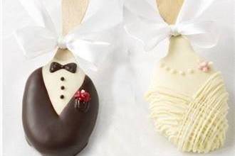 Praline pops are the perfect combination of pecans, caramel and a cookie! Top it off with Bride & Groom decoration and you have an adorable and delicious wedding favor!