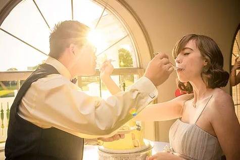Couple cake eating
