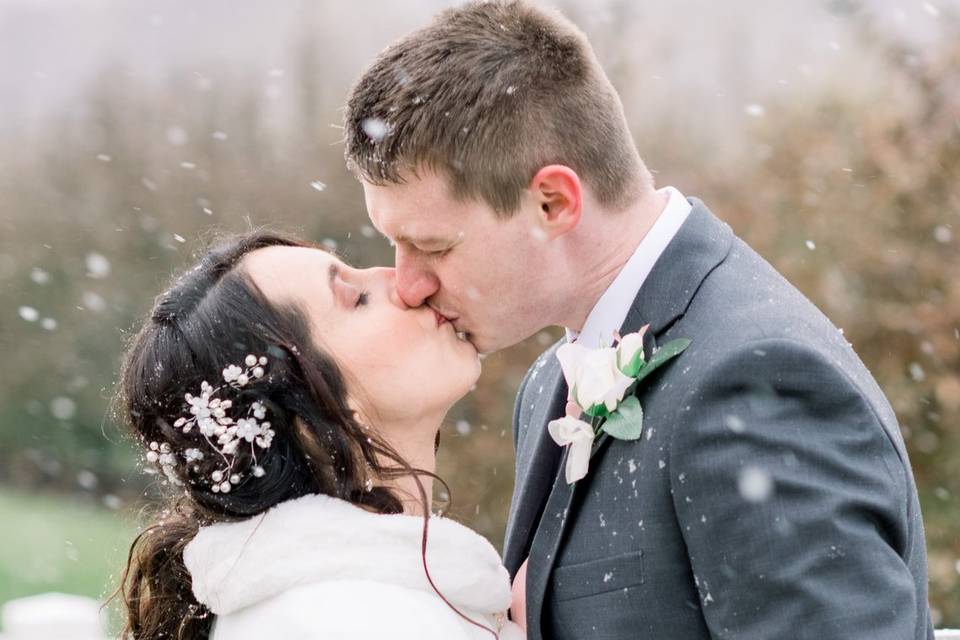 Kiss in the midwest snow