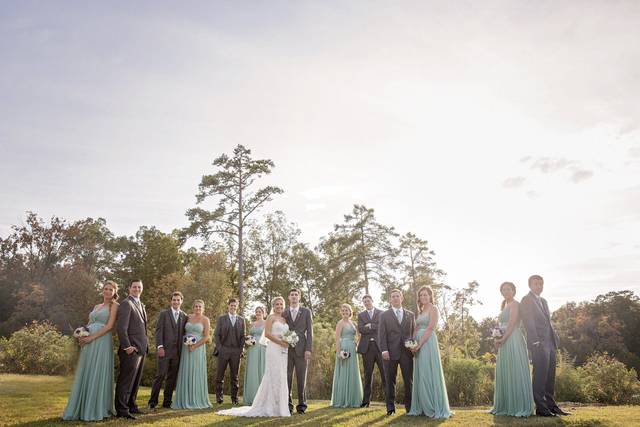 Couple with bridesmaids and groomsmen