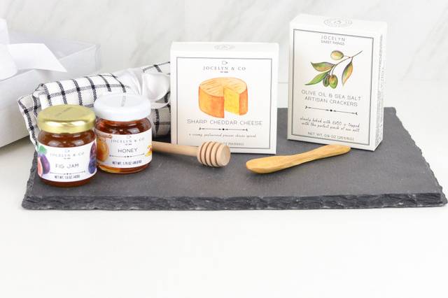 Mini cheeseboard gift box