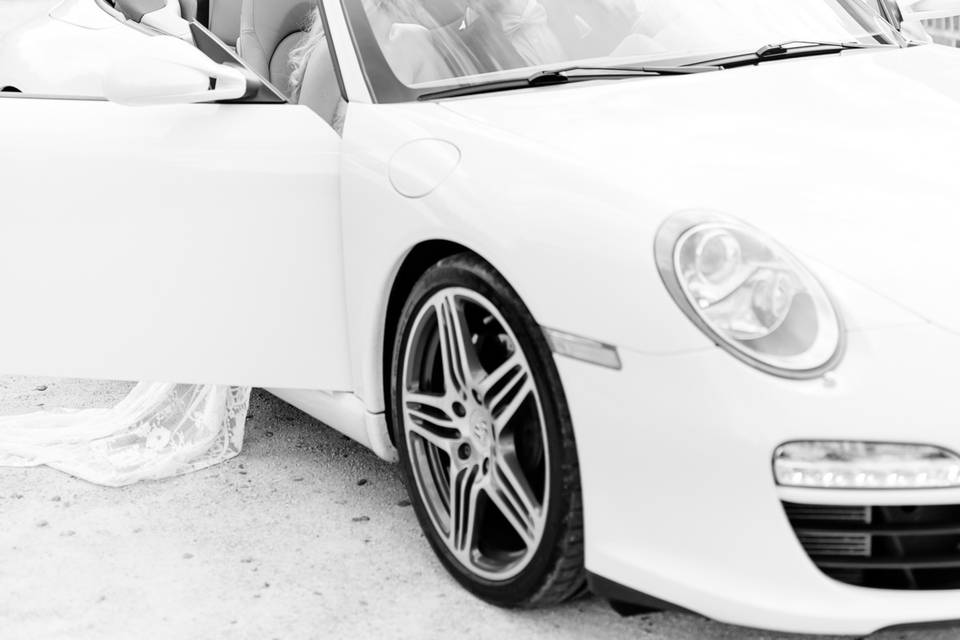 A Classic Kiss | White Porsche