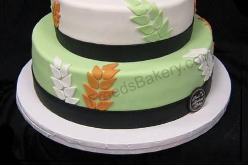 Three-colored wedding cake