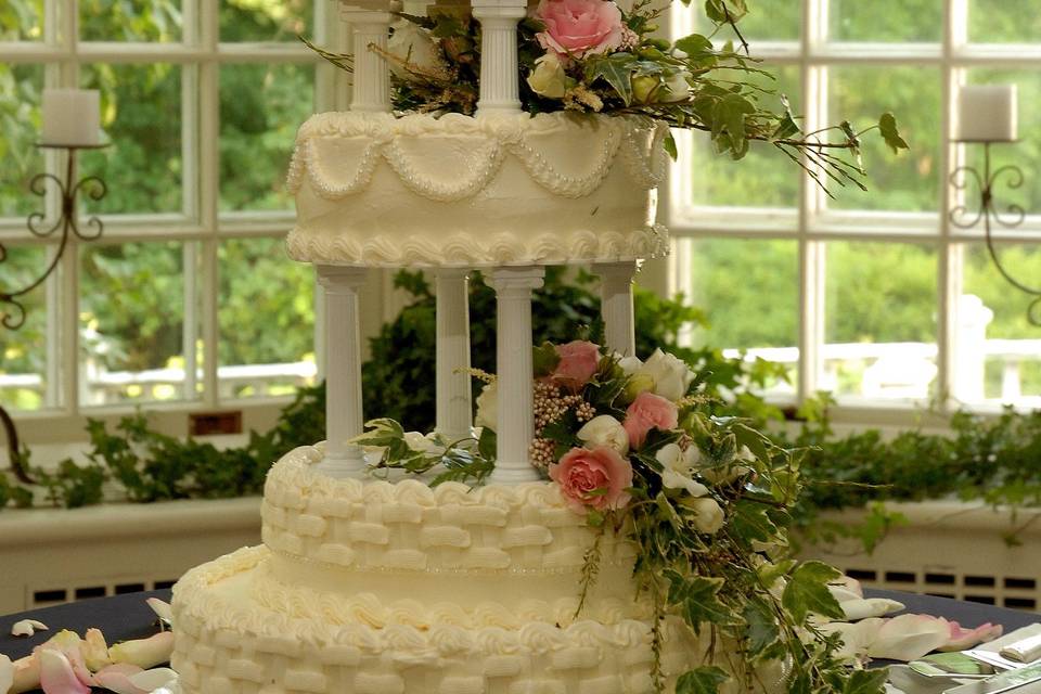 Decorated wedding cake