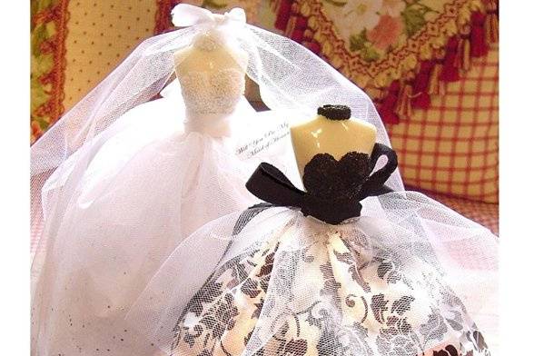 Exclusively our LolliBrides, created & designed by Naturally Gifted
Our exclusive gourmet white chocolate LolliBride with elegant tulle and veil. She stand 9