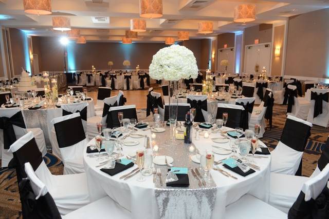 Table setting and raised centerpiece