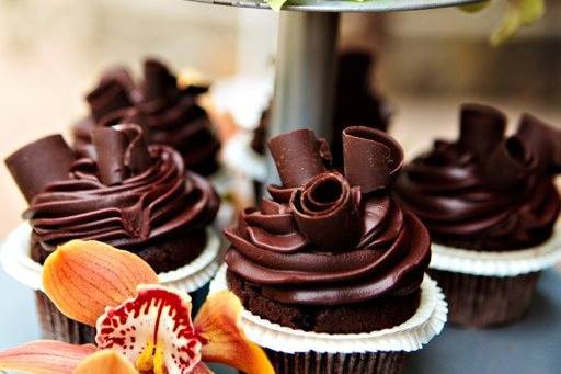 The bride and groom chose to do a plated dessert and give the wedding cake out in little boxes to their guests.