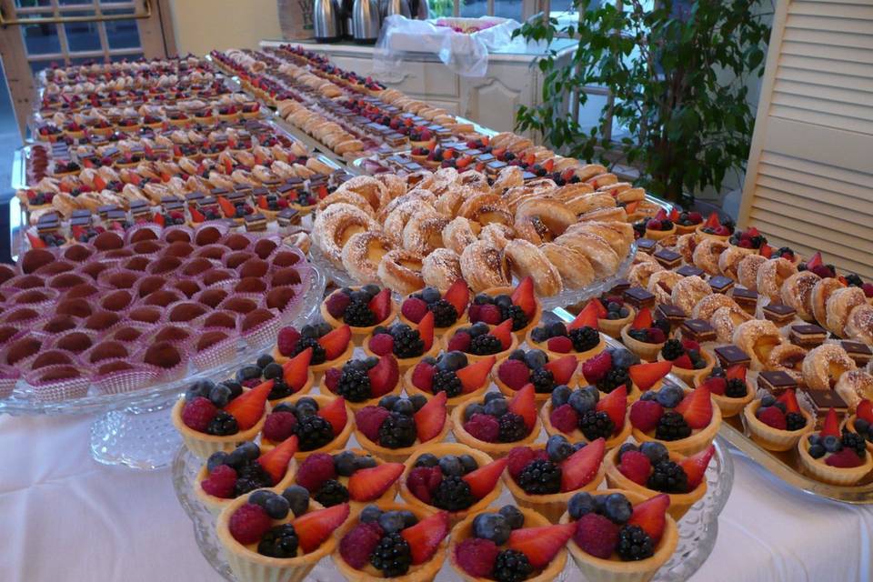 Fresh fruit tarts and other petits fours