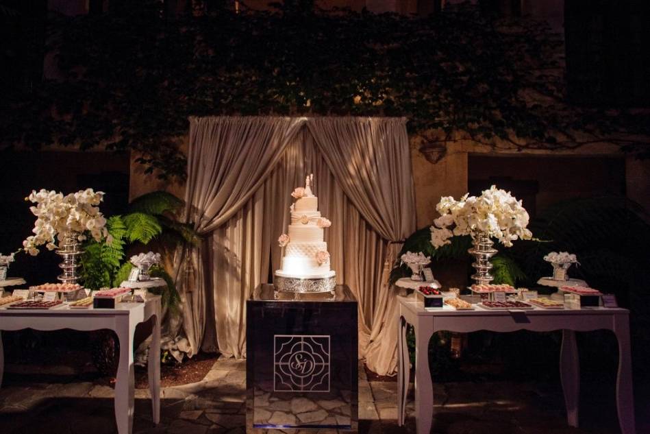 Exquisite central cake with mirrored dessert tables
