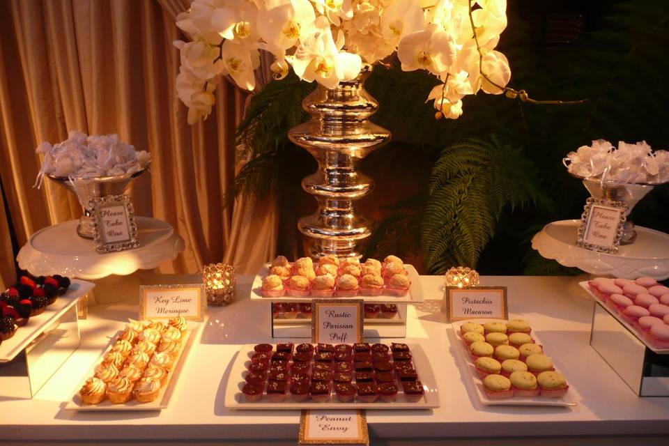 Exquisite central cake with mirrored dessert tables