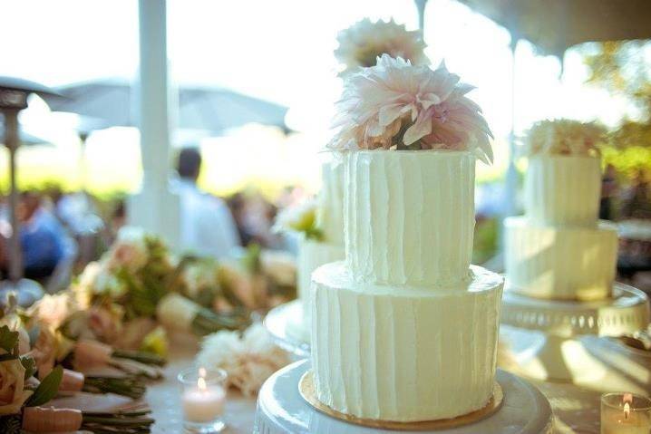 Delicious white chocolate buttercream cake with a horizontal design.