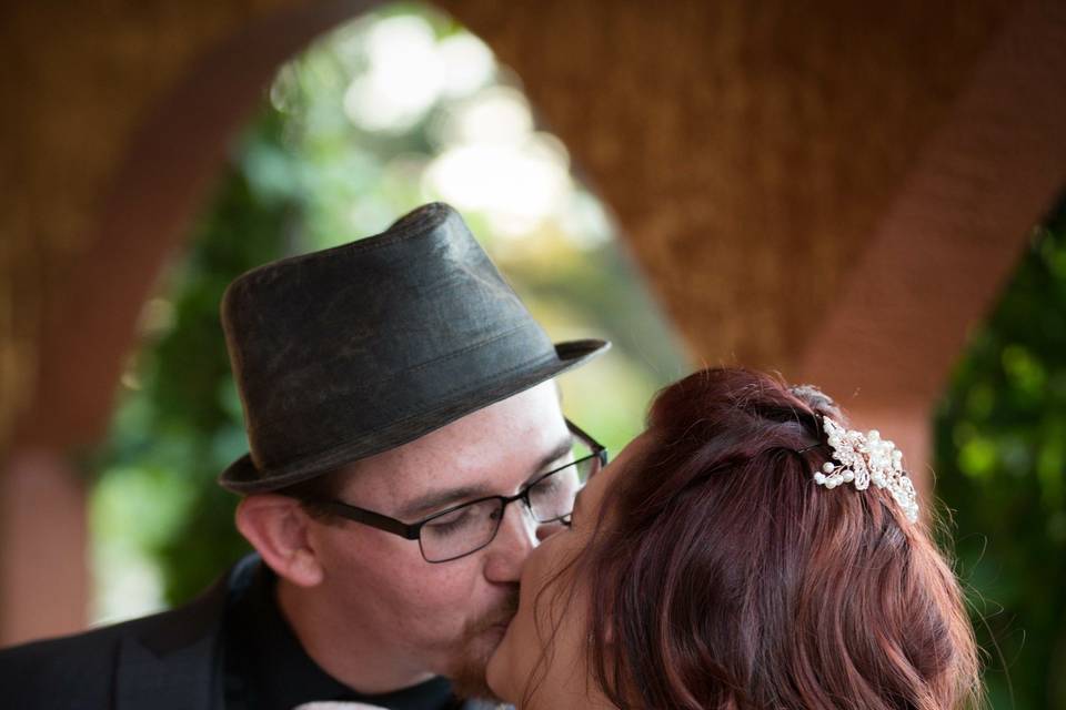 Couple kissing - AMW Photography