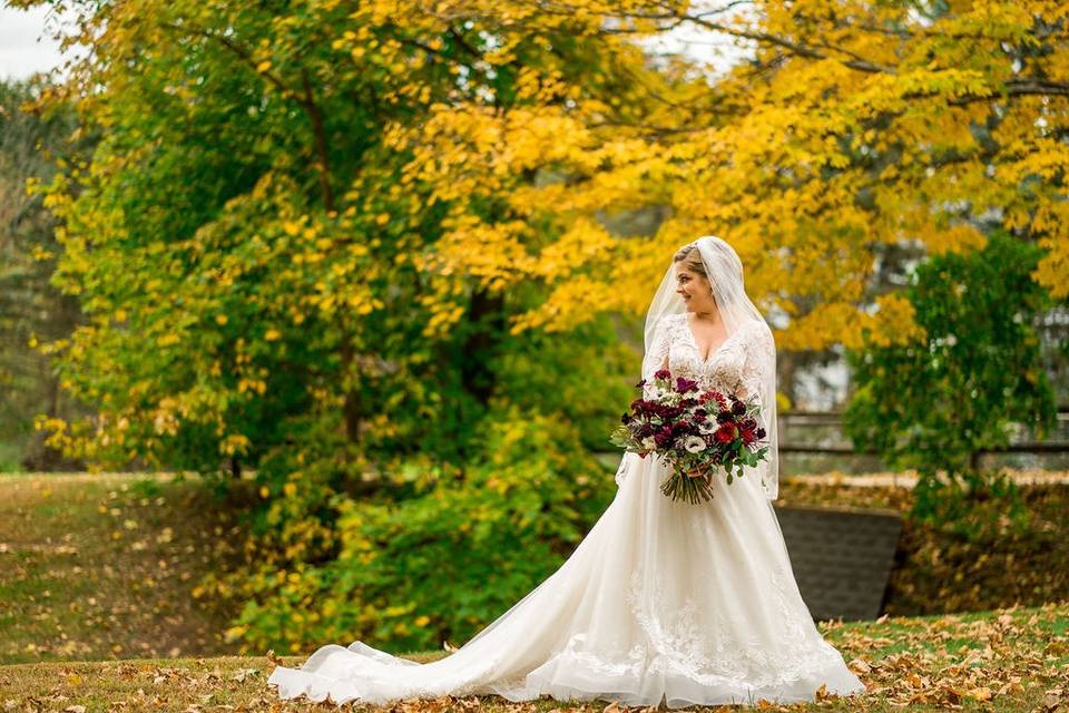 Fall burgundy bride's bouquet