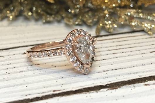 Pear Halo in Rose Gold