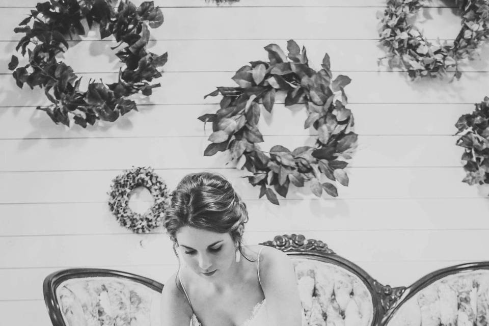 Bridal photo shoot on the antique sofa