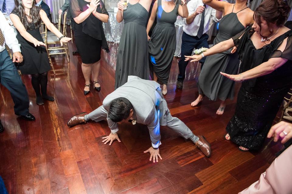 Groom Splits!