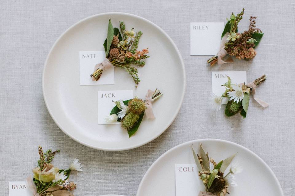 Individual place cards with florals