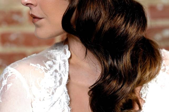 Glossy curls with accessories