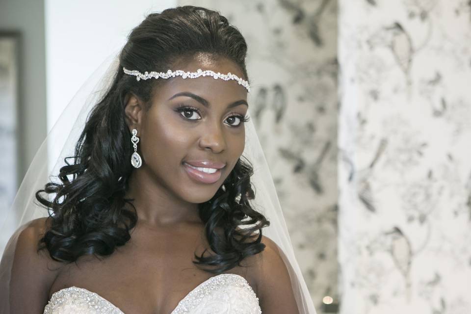 You can never go wrong with this timeless and glowing bridal look.