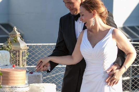 Couple cake cutting