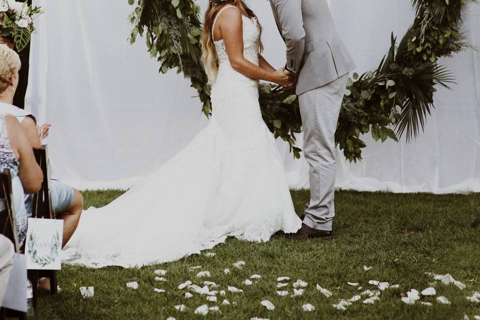 Couple cake cutting