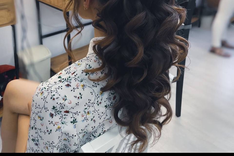High ponytail with curls