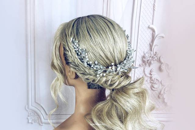 A Golden Fish Style Ponytail