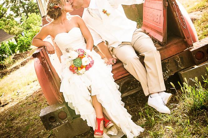 Kisses at the pickup truck - Donna Beck Photography