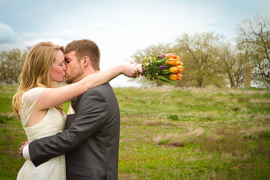 Kiss with a bouquet - Donna Beck Photography