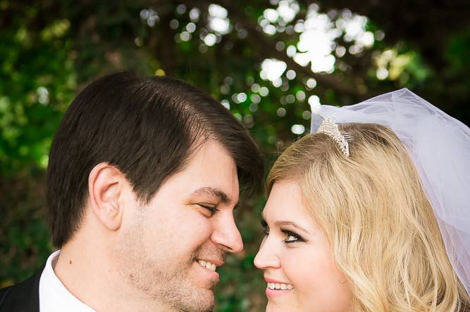 Kiss with a bouquet - Donna Beck Photography